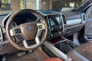 F-250 Super Duty King Ranch 4x4 Diesel V8 2020 d'occasion en excellent état, faible kilométrage, conduite à gauche - Product Image 6