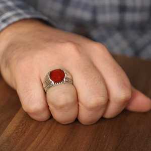 Bague pour homme en argent sterling 925, pierre d'agate rouge naturelle, motif gravé, motif rond, plaqué rhodium, à porter au quotidien - Product Image 1