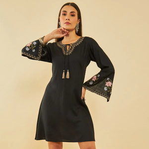 2025 tendance traditionnelle a-ligne robe ethnique noir coton flammé fleuri brodé col en v genou longueur robe taille naturelle - Product Image 1