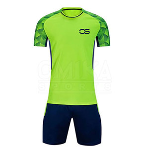 Ensemble de vêtements de football pour adultes, fabriqué au Pakistan, logo personnalisé, séchage rapide, respirant, 100% polyester, service OEM disponible en grande quantité - Product Image 1
