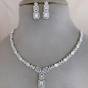 Hermoso conjunto de collar de diseñador de piedra AD con acabado plateado de la mejor calidad con pendientes para colección de ropa de boda para mujer - Product Image 1