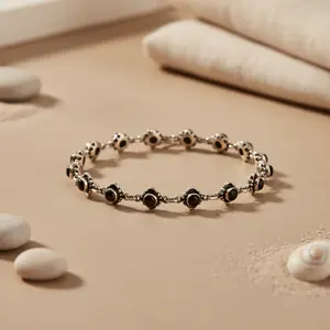Pulsera de Plata 925 con Dijes de Moda y Piedra Negra, Accesorio para Mujer de Uso Diario - Product Image 1