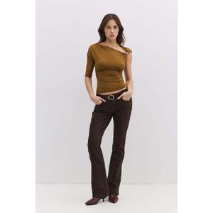 เสื้อยืดรัดรูปพร้อมอุปกรณ์โลหะ - Product Image 2