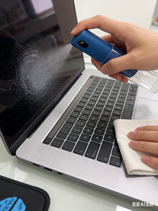 Limpiador de Pantalla Portátil Ecológico Todo en Uno Antipolvo, Kit de Limpieza y Pulverización 2 en 1 para Teléfono Inteligente, Computadora Portátil, Monitor de PC, TV - Product Image 3