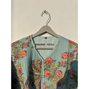 Fait à la main Kantha coton femmes court manteau d'hiver indien réversible broderie florale tissé matelassé conception respirant pour l'automne - Product Image 3