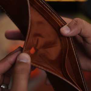 Handcrafted Compact Bifold <b>Wallet</b> for Boys Soft Grain Leather <b>Card</b> <b>Holder</b> Open Closure Anti-Theft Feature Stylish Lady Design - Product Image 4