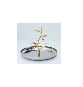 ชามเสิร์ฟโลหะสไตล์โบราณที่มีรูปทรงเรขาคณิตหรือดอกไม้ที่ไม่เหมือนใครออกแบบมาเพื่อสัมผัสวินเทจที่มีเสน่ห์ - Product Image 3