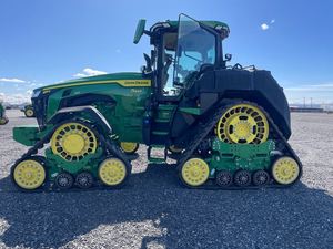 Tractor Agrícola 2023 8RX 410 de 210HP con Orugas Verdes, Chasis Grande y Tracción en las 4 Ruedas - Product Image 5