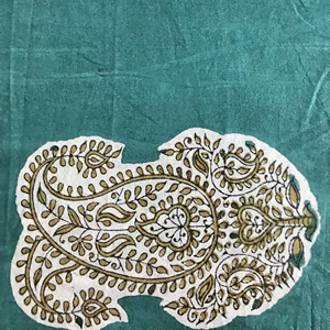 Tissu en coton imprimé à la main, base vert sarcelle avec motif paisley blanc et olive (Kairi) - Product Image 2