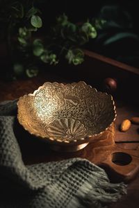 Cuenco decorativo de metal para dátiles con esmalte dorado para regalos de lujo durante Diwali Eid y otros eventos religiosos - Product Image 2