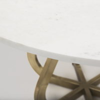 Table de salle à manger moderne en marbre blanc de haute qualité avec base en métal façonnée, finition laiton électroplaqué, pliable, 4 places