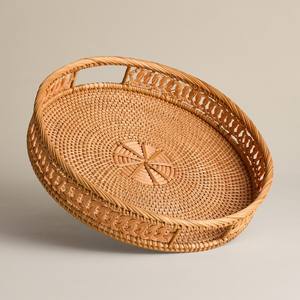 Plateau de service rond en rotin artisanal, plateau de présentation en osier naturel tissé, élégant détail central, organisateur décoratif pour table - Product Image 1
