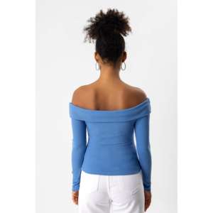 Blusa Casual de Manga Larga Ajustada con Hombros Descubiertos y Logotipo Frontal - Product Image 5