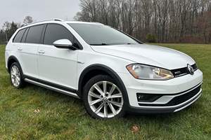 Volkswagen Golf Alltrack SE 2017 d'occasion en bon état, sans réserve, turbo 4 cylindres, transmission intégrale, non modifiée - Product Image 2