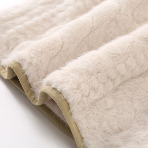 Gilet en cuir d'agneau matelassé respirant à col en V de couleur beige pour femmes, fermeture éclair, veste en polaire, automne/hiver, service OEM, uni - Product Image 6