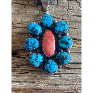 Pendentif en argent sterling fabriqué par des artisans Navajo avec incrustation de turquoise et d'huître barbelée dans un serti clos - Product Image 2
