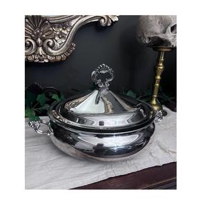 Plat de service moderne en acier inoxydable conçu pour les tables contemporaines à la maison, dans les restaurants et pour les événements spéciaux - Product Image 6