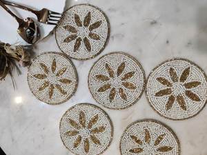 ที่รองแก้วใส่เครื่องดื่มประดับลูกปัดงานฝีมือทำด้วยมือแบบคลาสสิกพร้อมแผ่นรองโพลีเอสเตอร์ (4x4นิ้ว) สำหรับโบสถ์และของขวัญทางศาสนา - Product Image 2