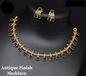 Ensemble de collier en laiton poli de qualité exportée avec accents de pierres précieuses pour les soirées et les cadeaux de l'Inde - Product Image 3