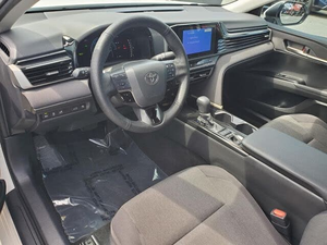 Toyota Camry LE 2025, Tracción Delantera, Automático, Volante a la Izquierda, Interior Oscuro, Asientos de Cuero, Combustible Híbrido, Neumáticos R17, Asientos de Tela, Euro VI - Product Image 3