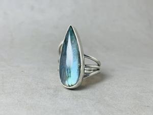 แหวนพลอยลาบราดอไรต์สีเงินสเตอร์ลิงทำด้วยมืออัญมณีโบฮีเมียนหยดน้ำตาสีฟ้าของ925 - Product Image 3