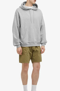 Short kaki utilitaire classique pour hommes avec poches plaquées sur le devant, coupe décontractée et coutures durables pour des vêtements d'extérieur décontractés - Product Image 4