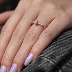 Anillo de compromiso de diamante de moissanita de corte ovalado de 6x4mm en oro | Joyería de Boda nupcial de piedra lateral delicada - Product Image 5