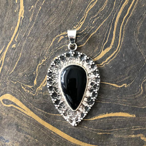 จี้ดีไซน์เนอร์ประดับพลอยออนิกซ์สีดำ งานแฮนด์เมด ชุบทองคำขาว โรเดียม และโรสโกลด์  แบบฝังขอบ  ดีไซน์สไตล์ศาสนา ประดับด้วยพลอยอเมทิสต์และมุก - Product Image 1