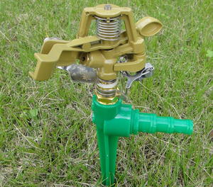 Aspersor de Brazo Oscilante Ajustable de Aleación de Zinc de 1/2" y 3/4" con Estaca para Suelo, Boquilla de Riego Giratoria 360° para Jardín y Césped - Product Image 1