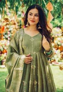 Conjunto listo para usar de top Anarkali de seda con hermoso bordado de diseñador y parte inferior con trabajo pesado cosido, y dupatta. - Product Image 3