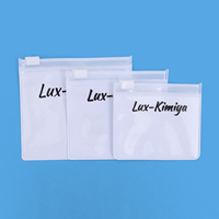 Sac à fermeture éclair en PVC personnalisé avec devant transparent et dos blanc pour les équipements de l'hôtel Pochette de voyage réutilisable pour articles de toilette et échantillons