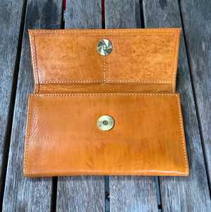 Portefeuille court décontracté en cuir véritable pour femme, fait main, avec rabat, pochette, blocage RFID, bouton-pression, couleur et logo personnalisables - Product Image 5