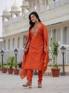 Ensemble Kurti traditionnel pour les fêtes avec tissu de qualité supérieure et design classique - Product Image 3