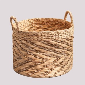 Panier tissé en jacinthe d'eau et décoré de jonc de mer, panier de rangement fait à la main, vente en gros, écologique, fabriqué au Vietnam - Product Image 1