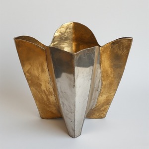 Jardinière décorative en aluminium avec corps lisse et bords fins conçue pour les jardins de balcon sophistiqués et les plantes d'intérieur - Product Image 6