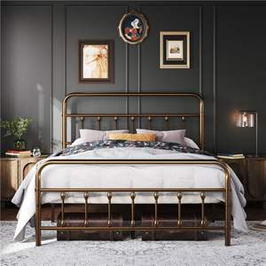 Cadre de lit en laiton antique de taille King conçu avec des caractéristiques ornementales pour les intérieurs traditionnels de chambre à coucher de luxe - Product Image 6