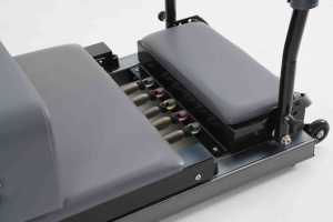 Machine de Pilates Reformer Professionnelle en Aluminium d'Élite avec 5 ressorts en acier japonais à effet de gravité et accessoires complets pour studio et domicile - Product Image 5