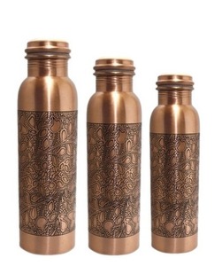 Factory Outlet Sale Precio barato Diseñador Grabado botella de cobre 650 ML, experimente la elegancia con nuestra botella de cobre de diseñador. - Product Image 1