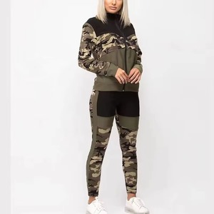 Ensemble de survêtement athlétique streetwear moderne pour homme, avec veste zippée à capuche imprimée unie et leggings ajustés, en molleton 100% coton biologique - Product Image 2