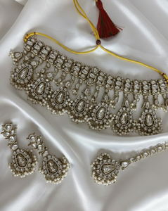 Parure de bijoux ethnique indienne plaquée or antique avec zircon cubique et cristal, collier ras-du-cou et boucles d'oreilles pendantes pour mariage et soirée - Product Image 5