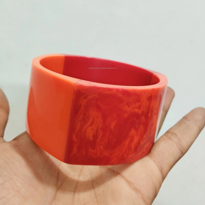 Brazaletes de resina multicolores vibrantes con acabados pintados a mano y pulidos, ideales para playas, fiestas y moda diaria - Product Image 1