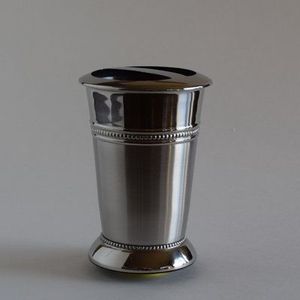 Soporte de cepillo de dientes de metal hecho a mano con acabado cromado suave diseñado para mostradores de baño elegantes y uso diario. - Product Image 5