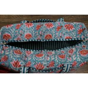 Bolsa de Viaje de Lona Acolchada Estilo Boho, Estampado Floral Indio Hecho a Mano, Bolsa de Fin de Semana de Lujo Ligera con Asa para el Hombro - Product Image 6