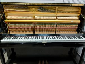Piano Vertical Yamaha U1A de Alta Calidad con Acabado Negro, Tapa de Madera Sólida, Diseño Clásico y Tacto Suave (400+ Teclas) - Product Image 5