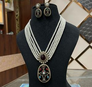 Exclusivo Juego de Collar y Aretes con Piedras Kundan Chapadas en Oro de Primera Calidad para Bodas, Colección para Mujer - Product Image 1