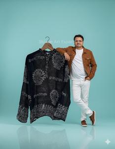 เสื้อผู้หญิงลายดอกไม้ปะติดปะต่อพิมพ์ลายดิจิทัล สีดำ พร้อมสัญลักษณ์โอม แขนสั้น ผ้าธรรมชาติ ผลิตโดยผู้ผลิตอินเดียโดยตรง - Product Image 1