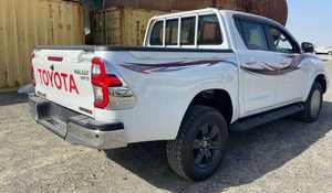 Hilux 2023-2024 4X4 Gasolina, Transmisión Automática, Asientos de Cuero, Volante a la Izquierda, Techo Panorámico, Portaequipajes de Aluminio, Usado - Product Image 2