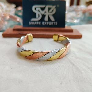 Bracelet jonc torsadé magnétique en cuivre, trois tons, ajustable, manchette ouverte, artisanat métallique fait main, motif corde poli, finition solide, traditionnel - Product Image 3