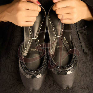 Khussa pour femmes en soie brute de couleur unie fabriquée au Pakistan, service OEM, faible MOQ - Product Image 3