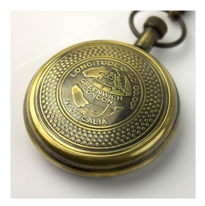 ภาพระยะใกล้ของนาฬิกาทองเหลืองโบราณที่ประดับด้วยหยดน้ำที่มีเคสหรูหราและหน้าปัดแบบคลาสสิกขายส่ง - Product Image 3